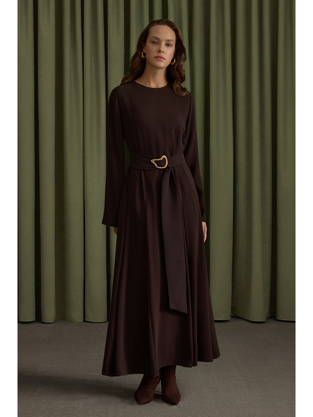 Kahverengi Metal Tokalı Krep Elbise-3