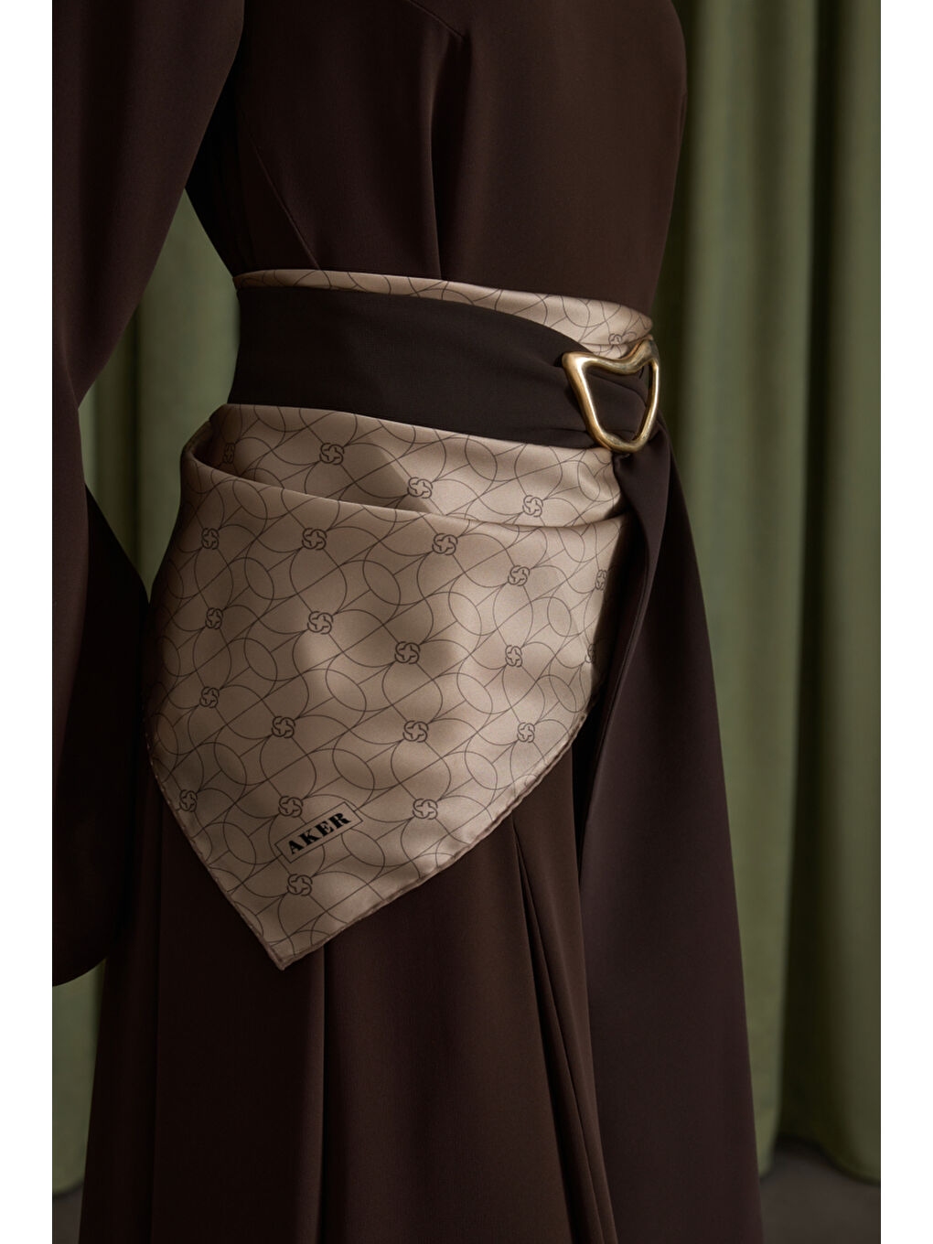 Kahverengi Metal Tokalı Krep Elbise-4