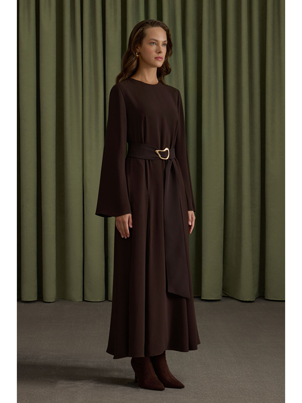 Kahverengi Metal Tokalı Krep Elbise-5