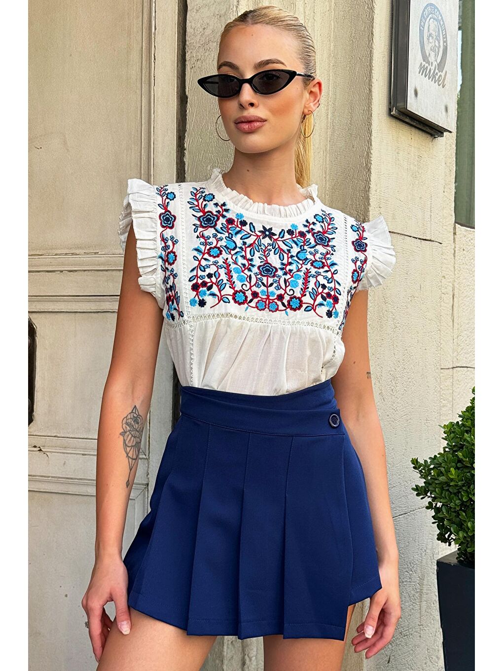 Ekru Bisiklet Yaka Fırfır Detaylı Nakışlı Bluz-3