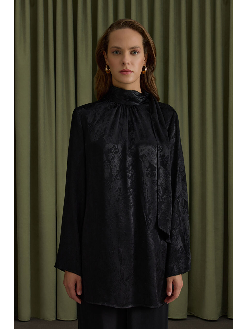 Siyah Dokusu Jakar Desenli Rayon Viscon Tunik