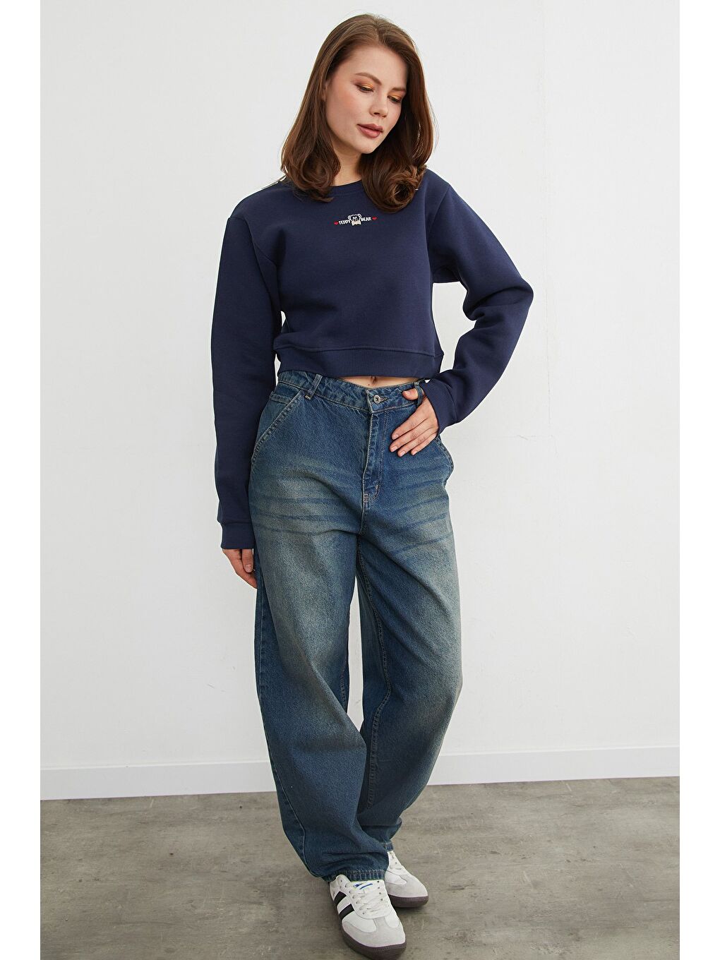 Lacivert 3 İplik Ayıcık Nakışlı Crop Sweatshirt-1