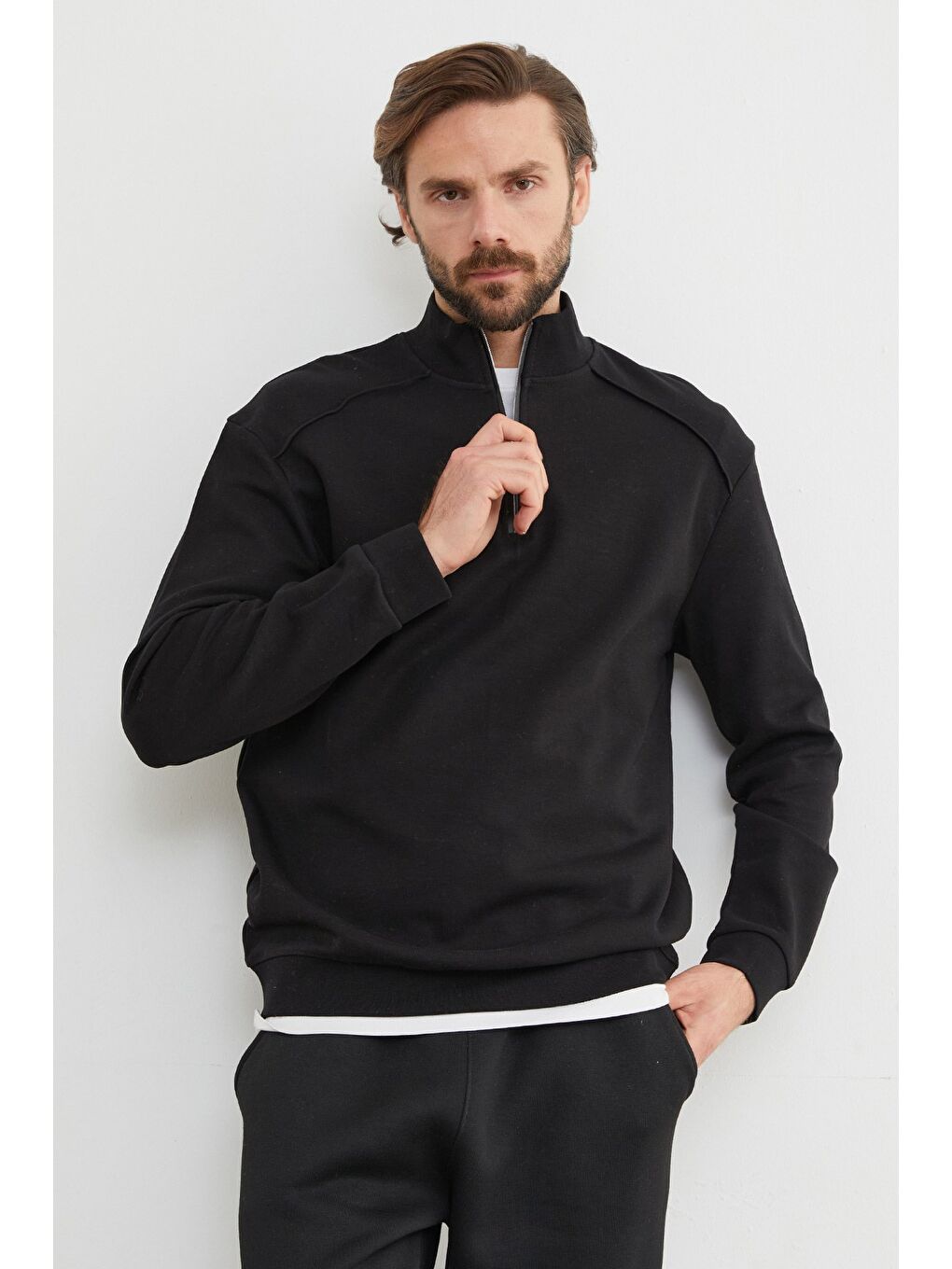 Siyah Dik Yaka Yarım Fermuarlı Büyük Beden Sweatshirt-3
