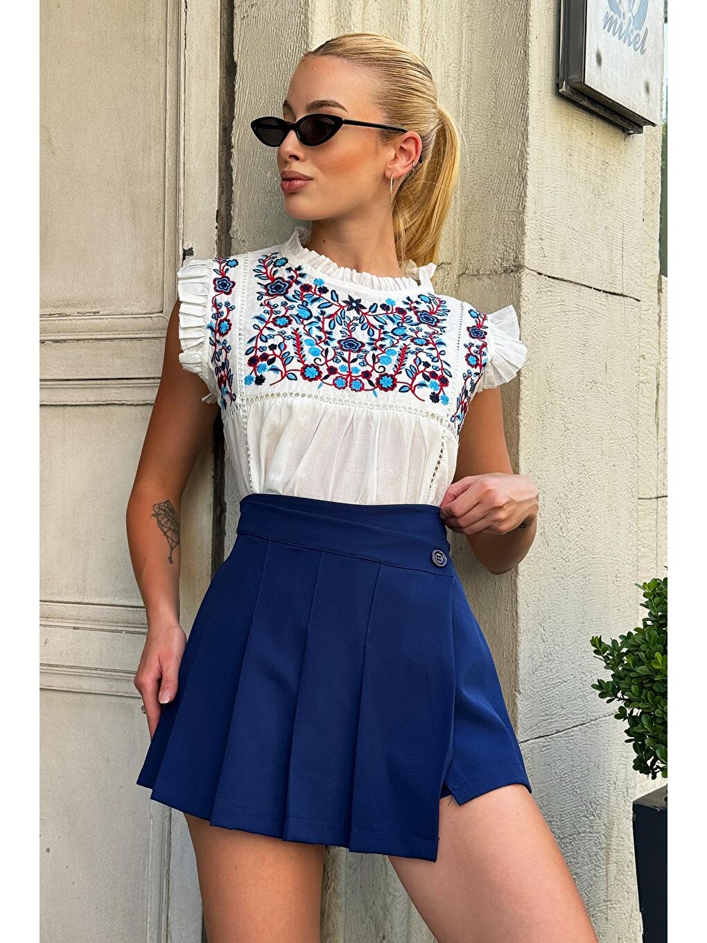 Ekru Bisiklet Yaka Fırfır Detaylı Nakışlı Bluz-4