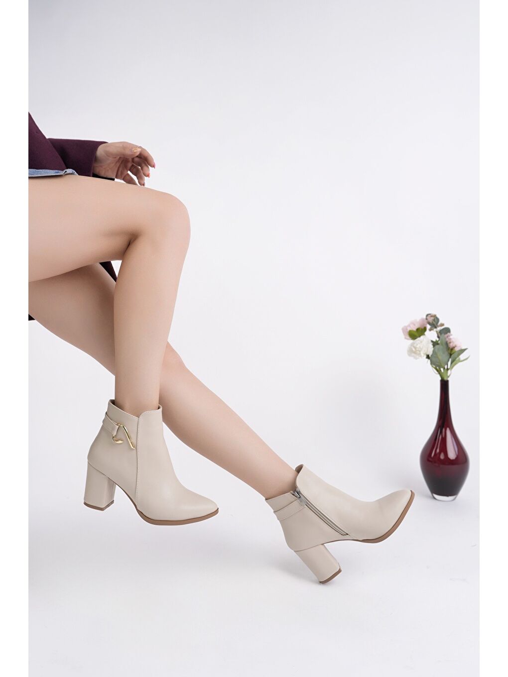 Bej FORTİS Sivri Burun Toka Detaylı Fermuarlı Kalın Topuklu Kadın Bot-5