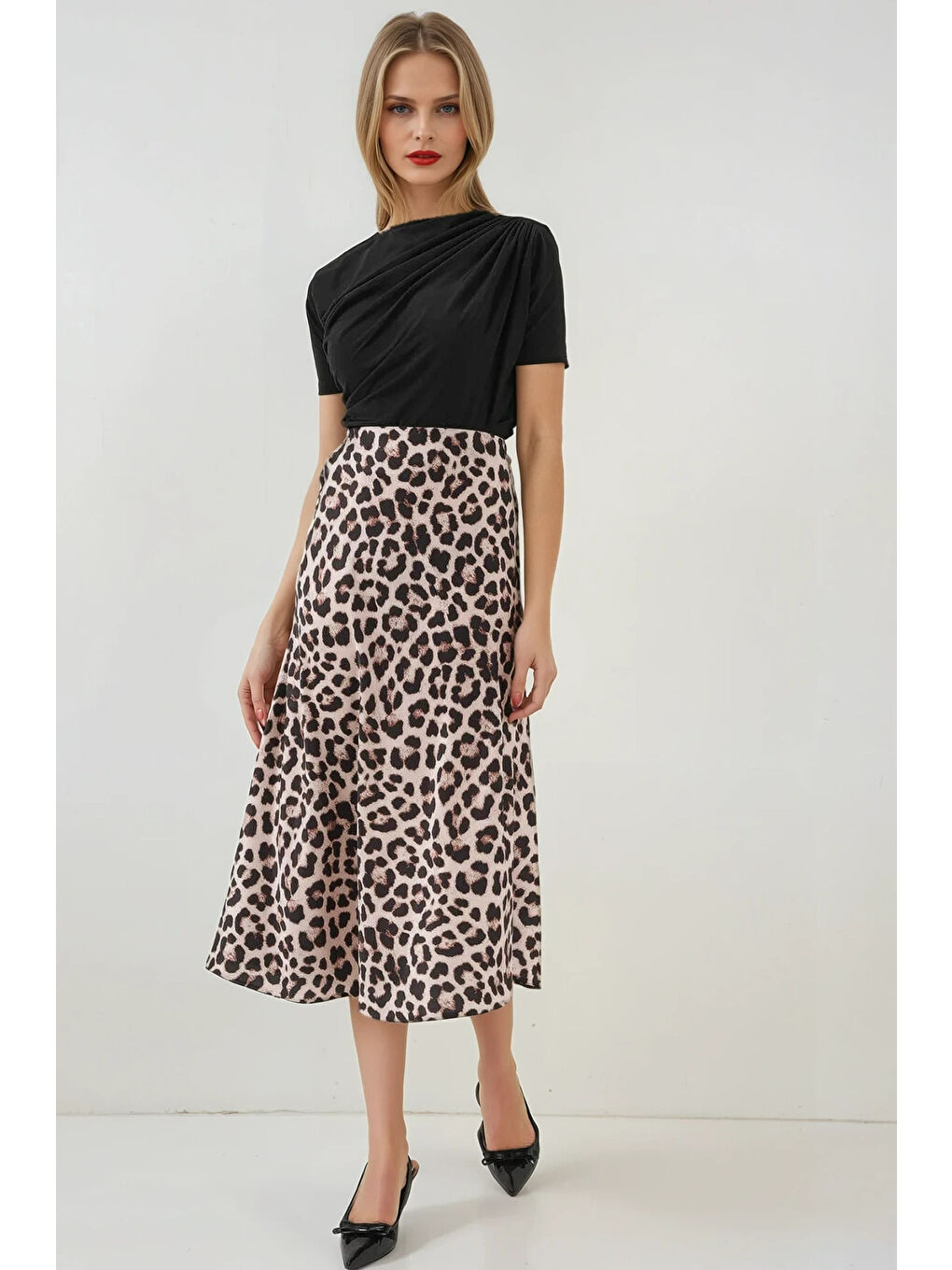 Hazelin Bej Kadın Vizon Leopar Desenli Saten Yüzeyli Beli Lastikli Midi Boy Etek Hzl23S-BD1101471