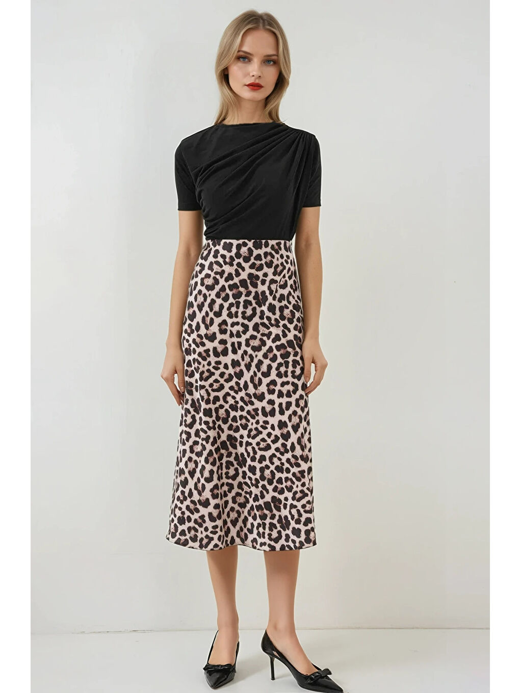 Hazelin Bej Kadın Vizon Leopar Desenli Saten Yüzeyli Beli Lastikli Midi Boy Etek Hzl23S-BD1101471 - 1