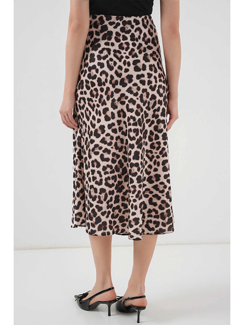 Hazelin Bej Kadın Vizon Leopar Desenli Saten Yüzeyli Beli Lastikli Midi Boy Etek Hzl23S-BD1101471 - 2