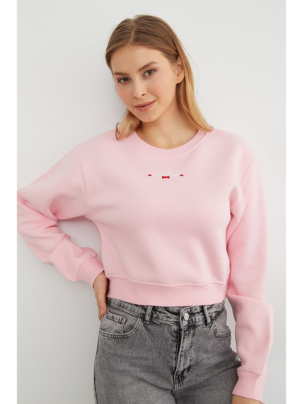 Pembe 3 İplik Ayıcık Nakışlı Crop Sweatshirt