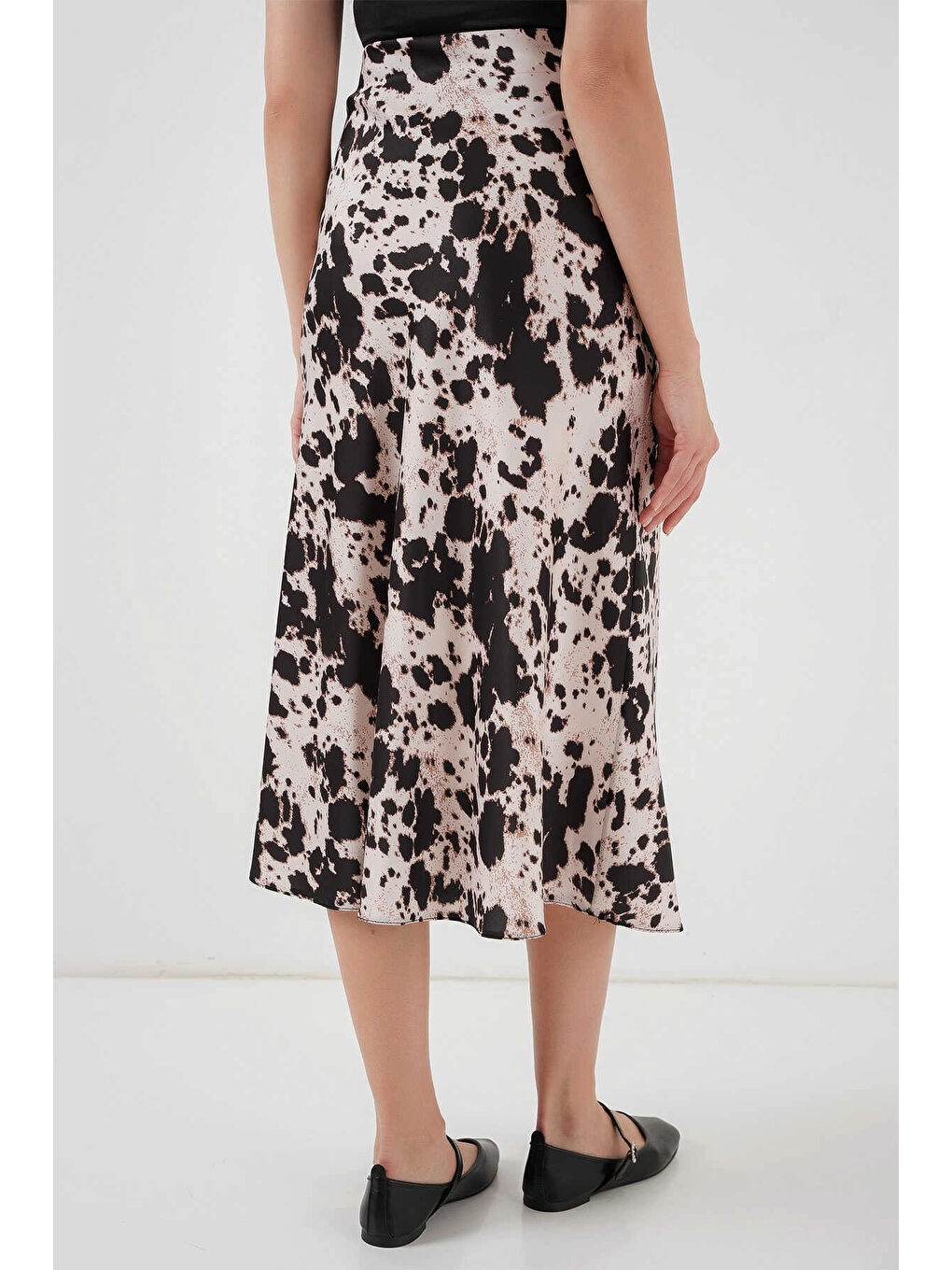 Bej Kadın Taş Leopar Desenli Saten Yüzeyli Beli Lastikli Midi Boy Etek Hzl23S-BD1101471-4
