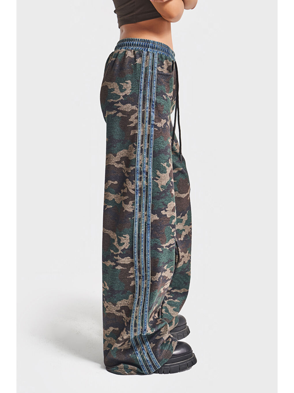 Kahverengi Kadın Kamuflaj Renk Palazzo Fit Şerit Detaylı Özel Tasarım Pantolon-1