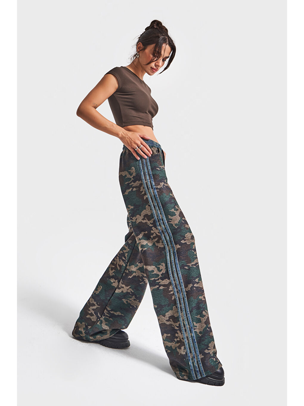 Kahverengi Kadın Kamuflaj Renk Palazzo Fit Şerit Detaylı Özel Tasarım Pantolon-2