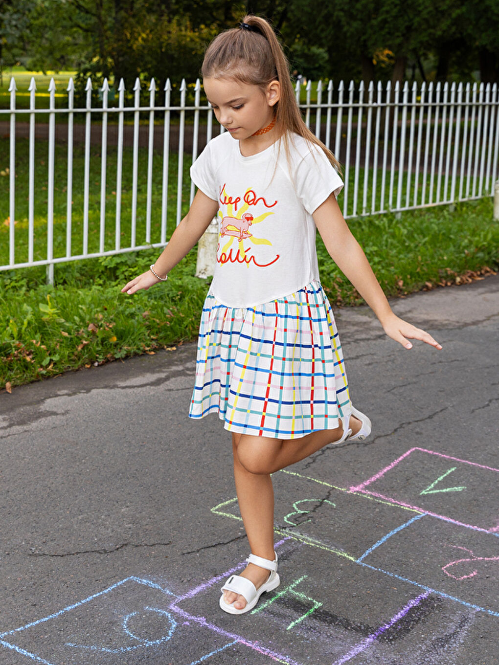 Beyaz Tshırt Gövdeli Pamuk Kloş Etekli Kız Çocuk Elbise-3