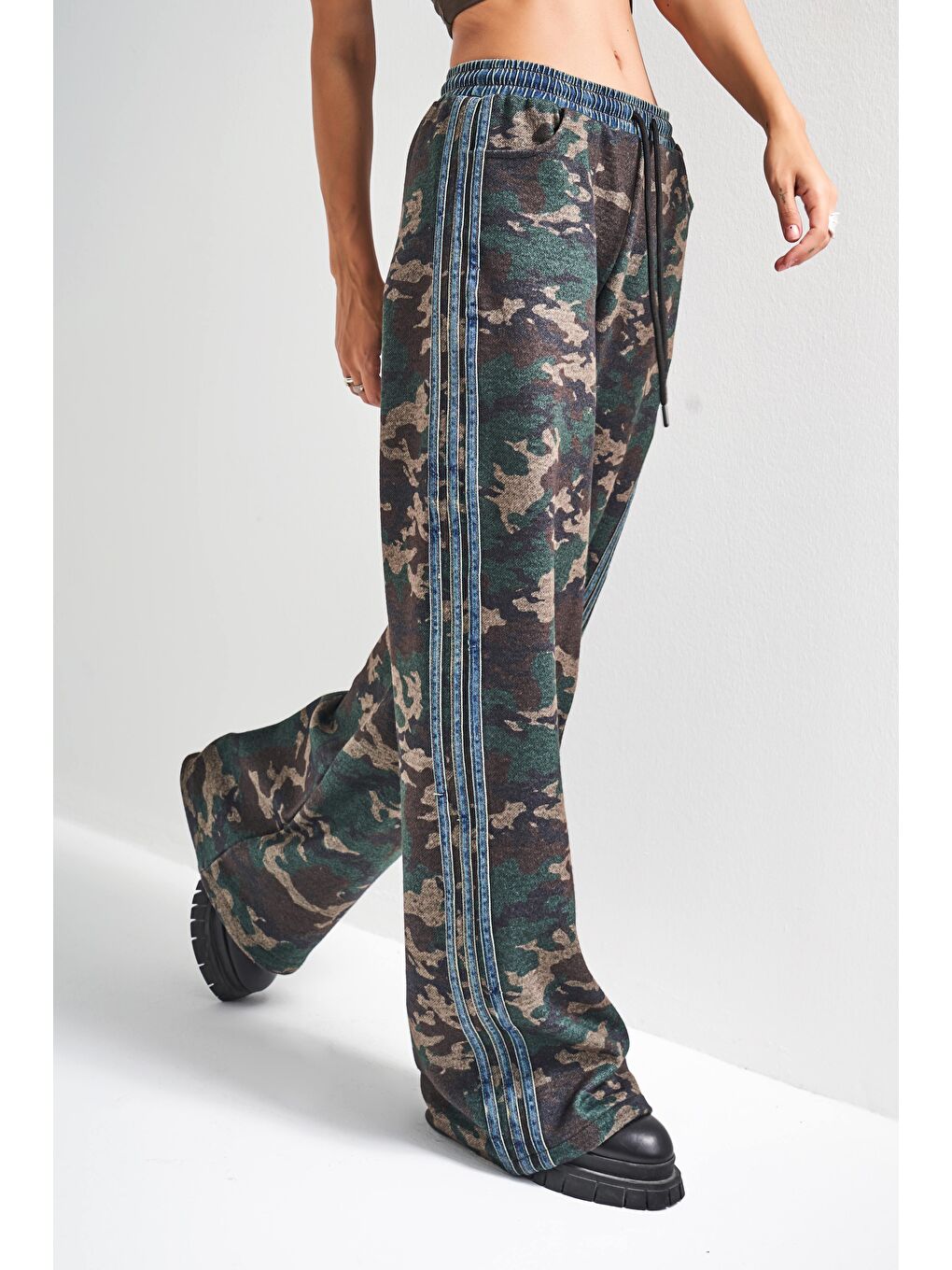 Kahverengi Kadın Kamuflaj Renk Palazzo Fit Şerit Detaylı Özel Tasarım Pantolon-3