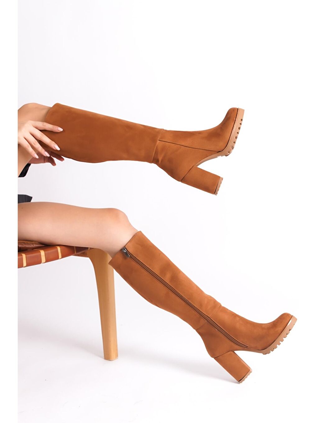 Kahverengi Yuvarlak Burunlu Trak Tabanlı Orta Topuklu Kadın Çizme-4