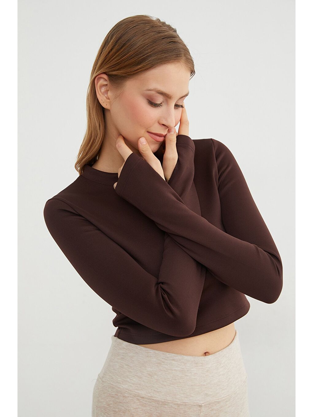 Kahverengi Basic Bisiklet Yaka Parmak Geçmeli Crop Bluz-4