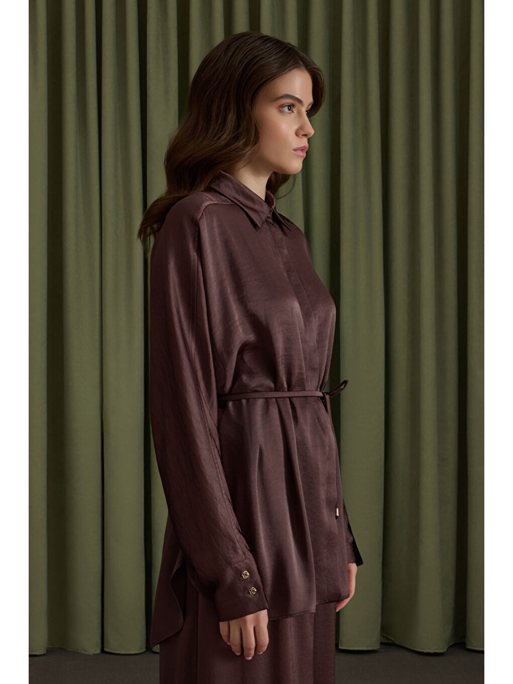 Kahverengi Saten Dökümlü Bluz