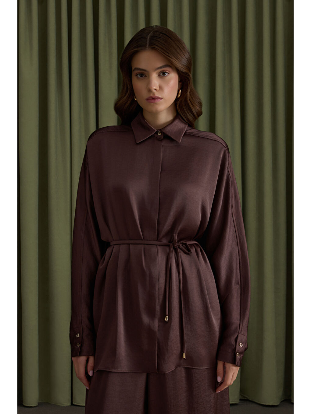 Kahverengi Saten Dökümlü Bluz-2