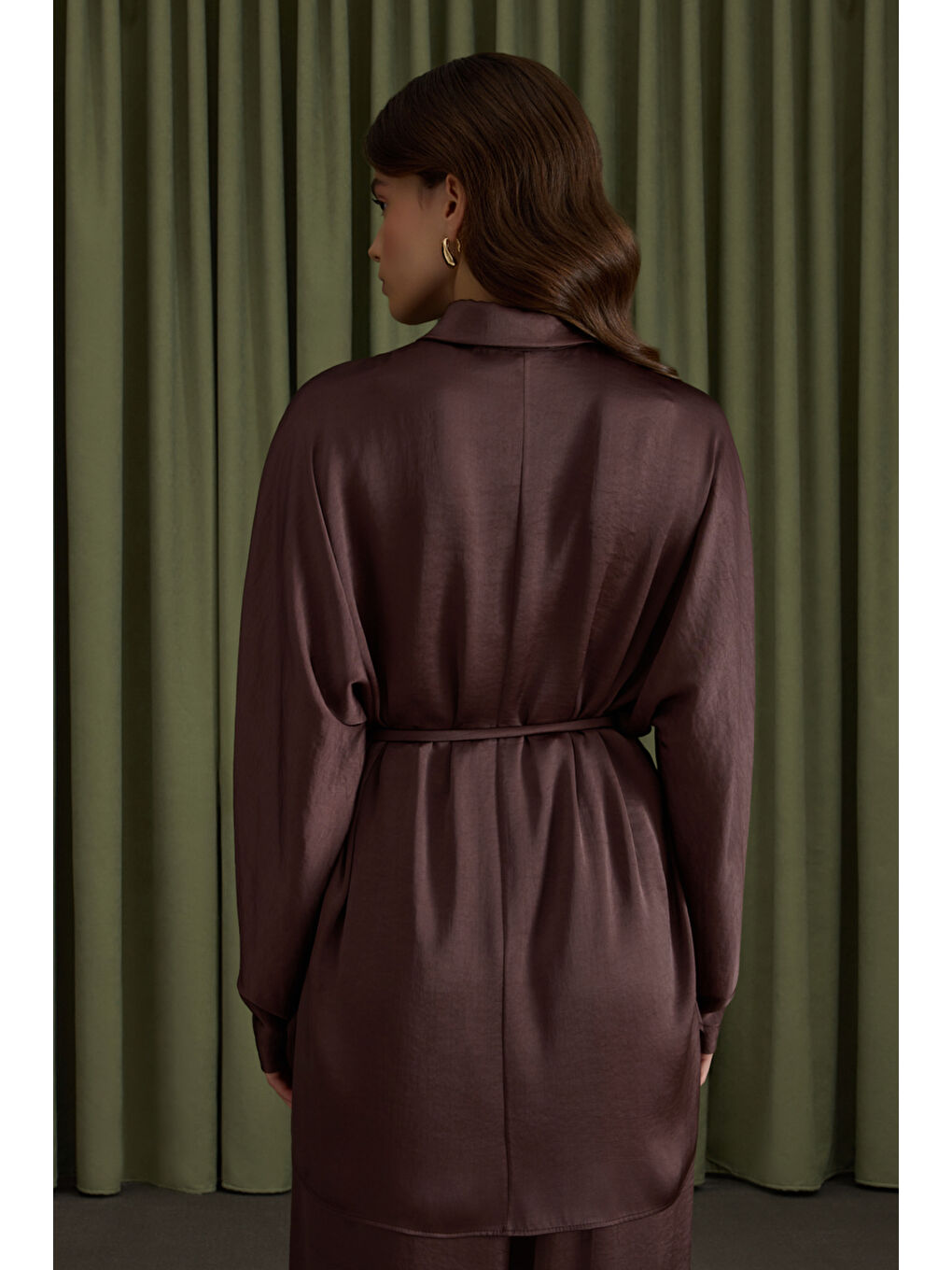 Kahverengi Saten Dökümlü Bluz-4