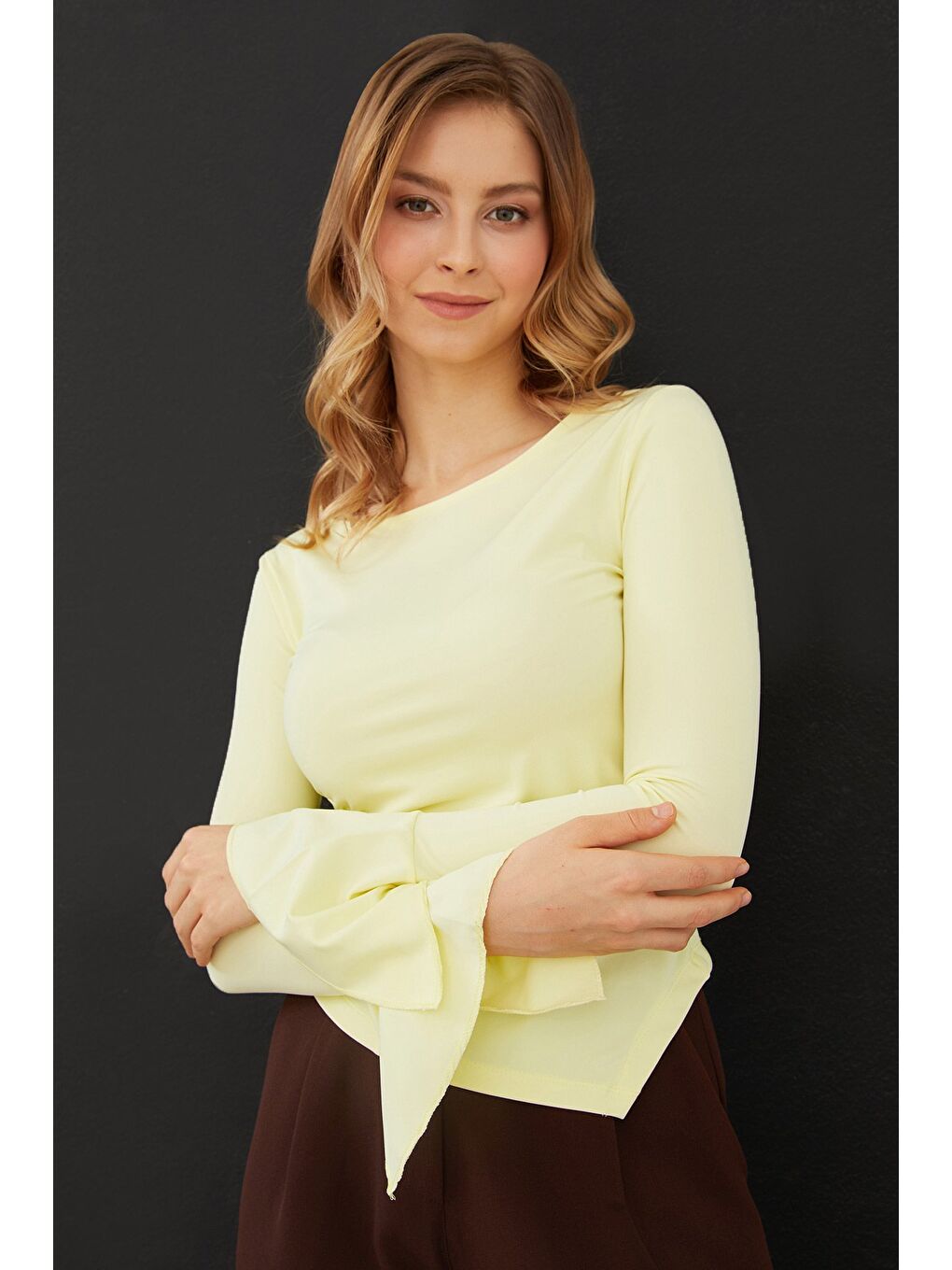 Sarı Drapeli Kayık Yaka Kolları Yırtmaç Detaylı Bluz-2