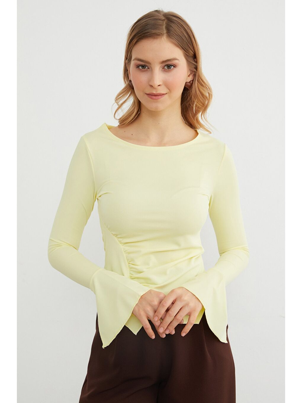 Sarı Drapeli Kayık Yaka Kolları Yırtmaç Detaylı Bluz-3