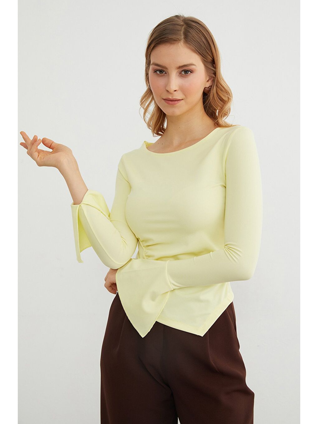 Sarı Drapeli Kayık Yaka Kolları Yırtmaç Detaylı Bluz-4