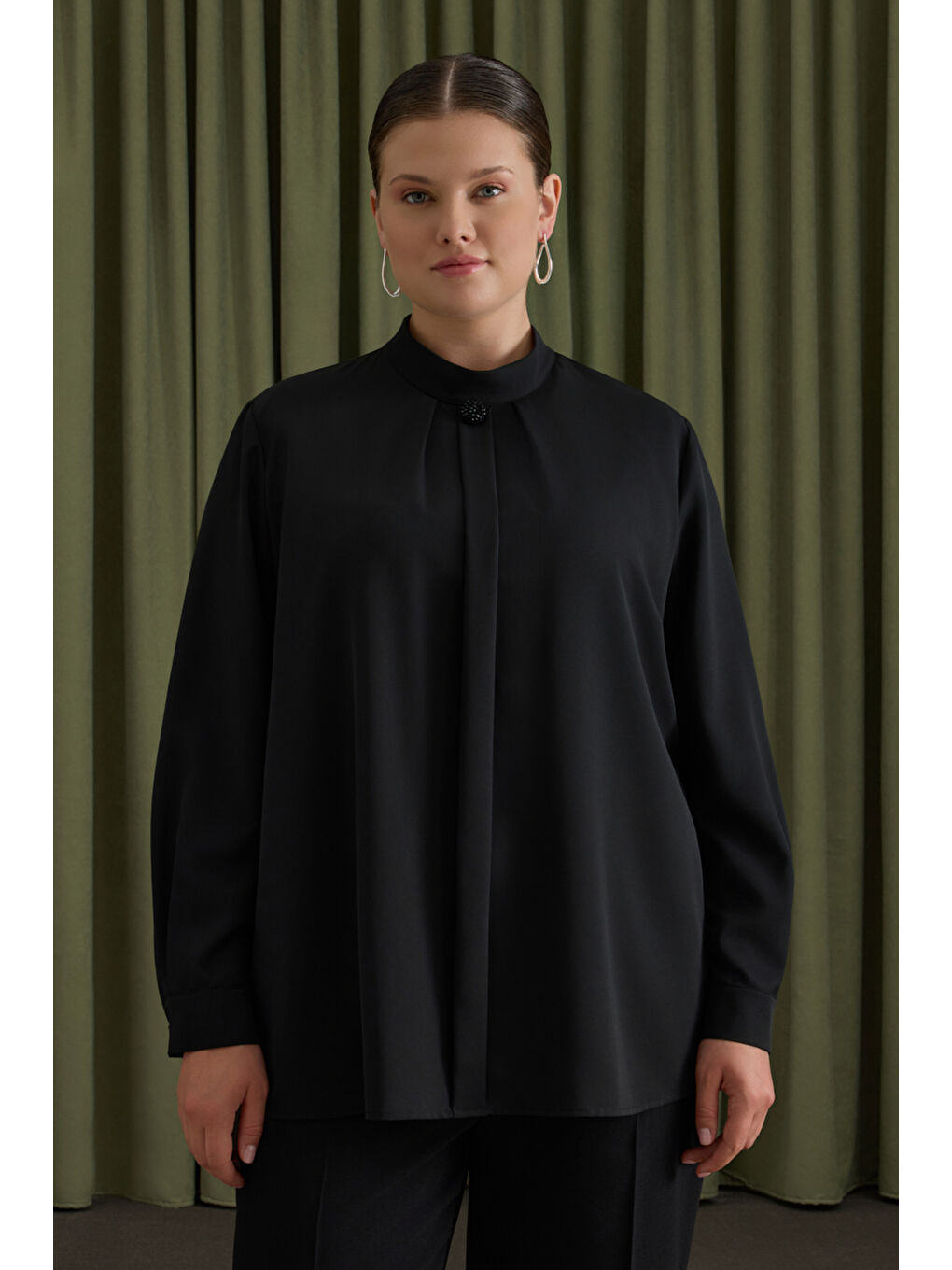 Siyah Yakası Pili ve Boncuk Detaylı Bluz-1