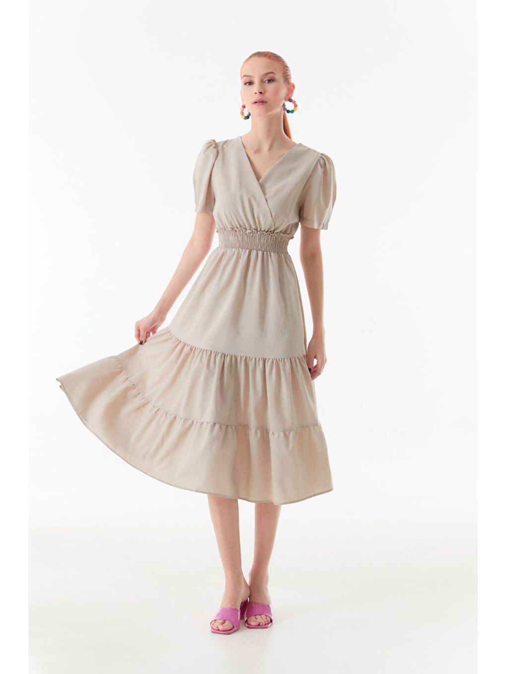 Bej Kruvaze Yaka Beli Lastikli Elbise