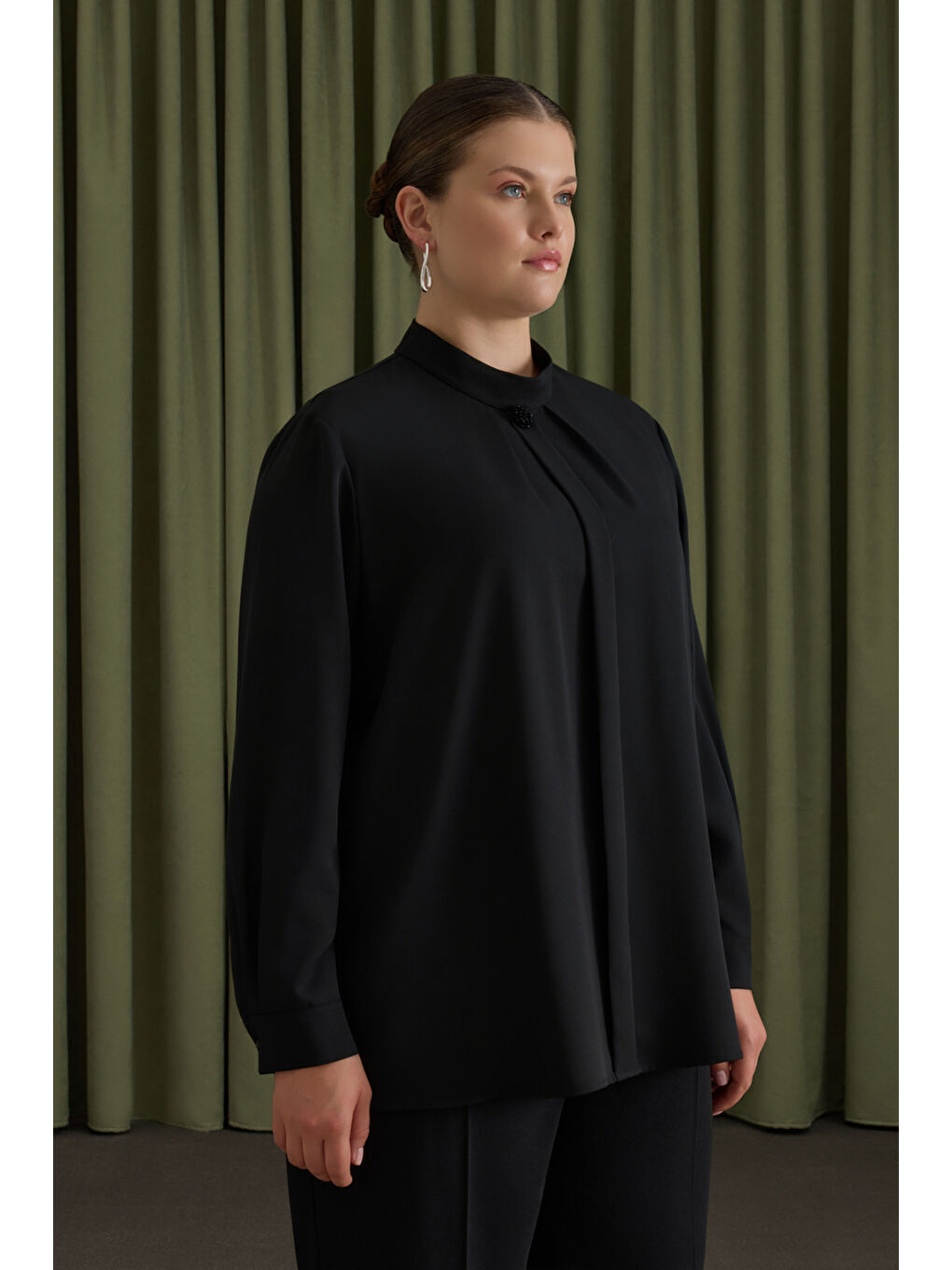 Siyah Yakası Pili ve Boncuk Detaylı Bluz-2