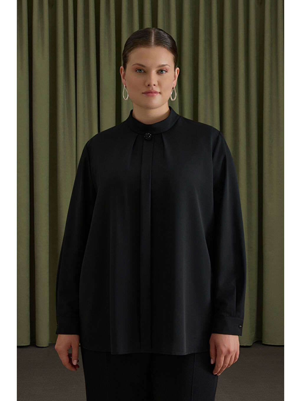 Siyah Yakası Pili ve Boncuk Detaylı Bluz-3