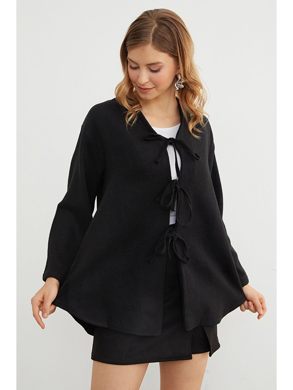 Siyah Önü Bağlamalı Oversize Kaşe Hırka-1