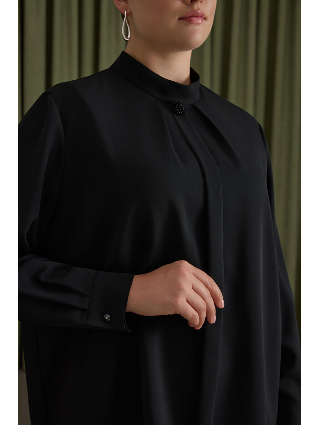Siyah Yakası Pili ve Boncuk Detaylı Bluz-4