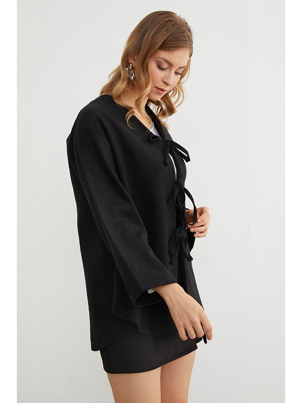 Siyah Önü Bağlamalı Oversize Kaşe Hırka-4