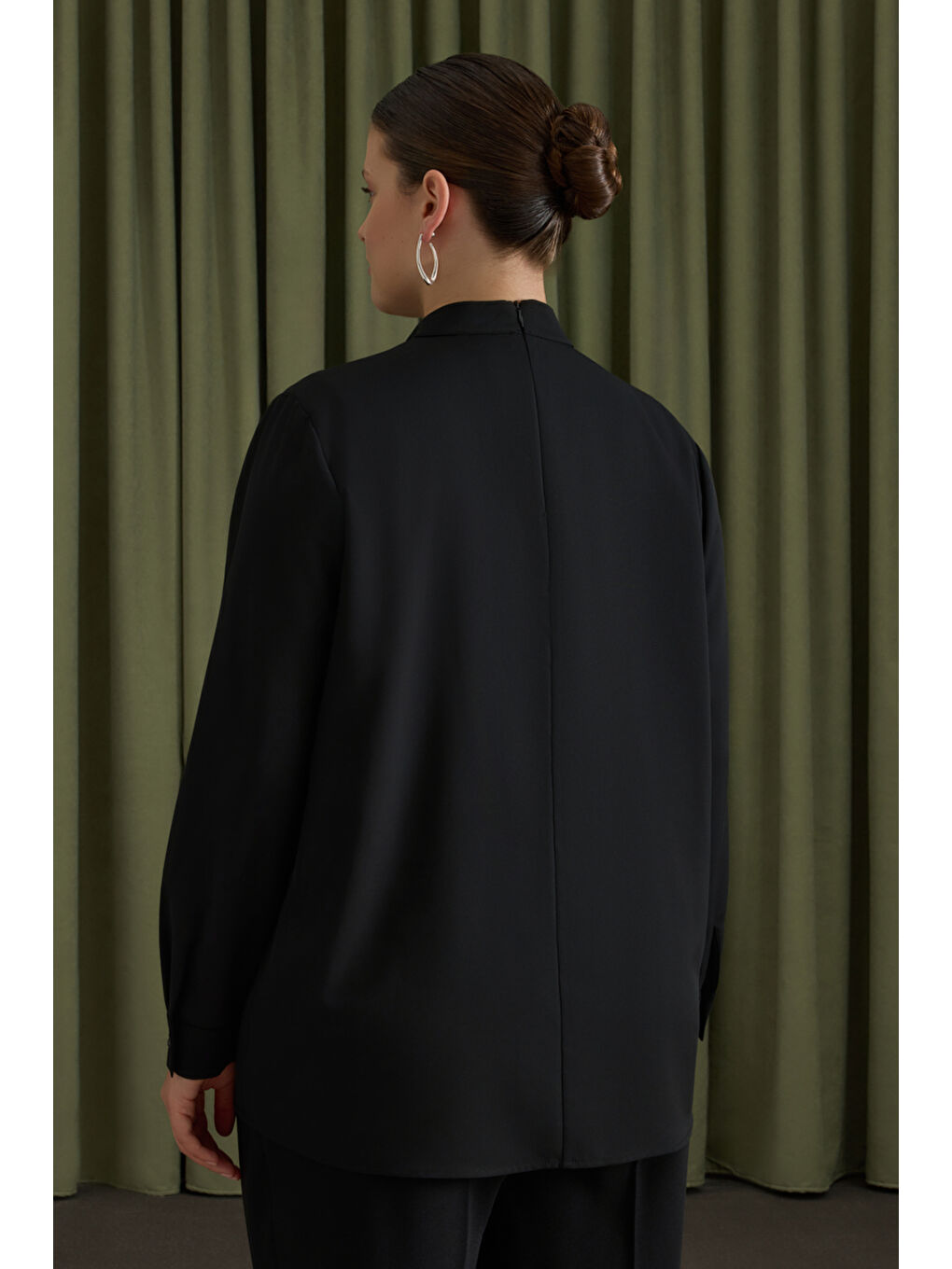 Siyah Yakası Pili ve Boncuk Detaylı Bluz-5