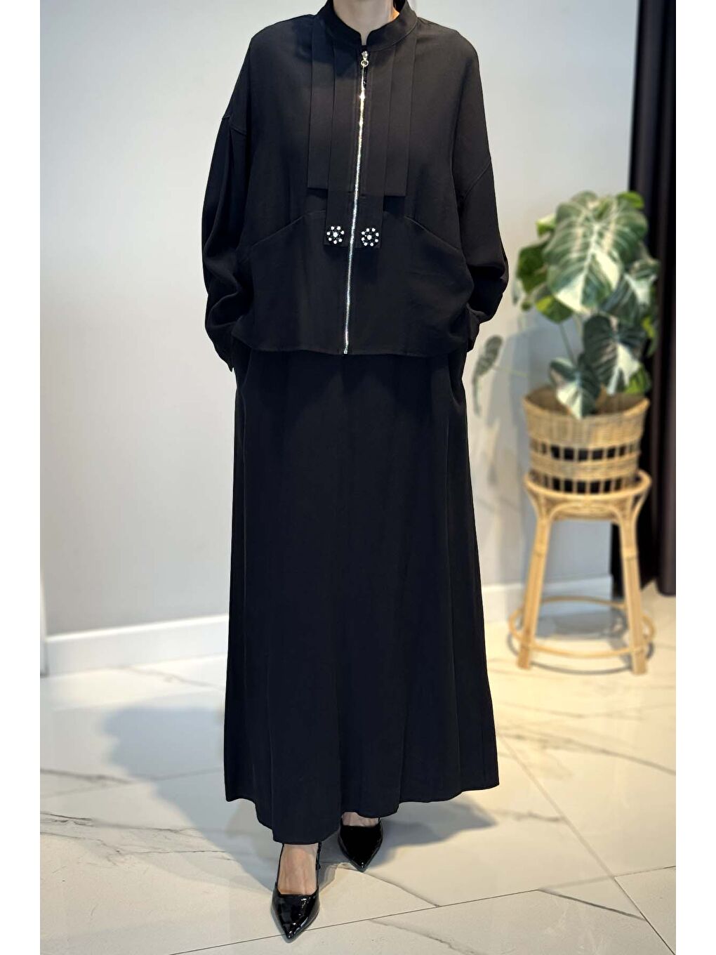 Ceketinin Ön Patı İki Pile İki Çiçek Taş Detay Elbiseli Takım 6944 Siyah