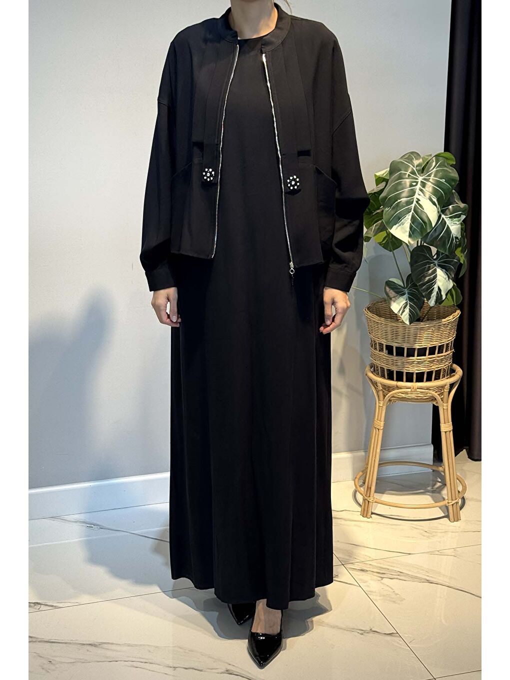 Ceketinin Ön Patı İki Pile İki Çiçek Taş Detay Elbiseli Takım 6944 Siyah-1