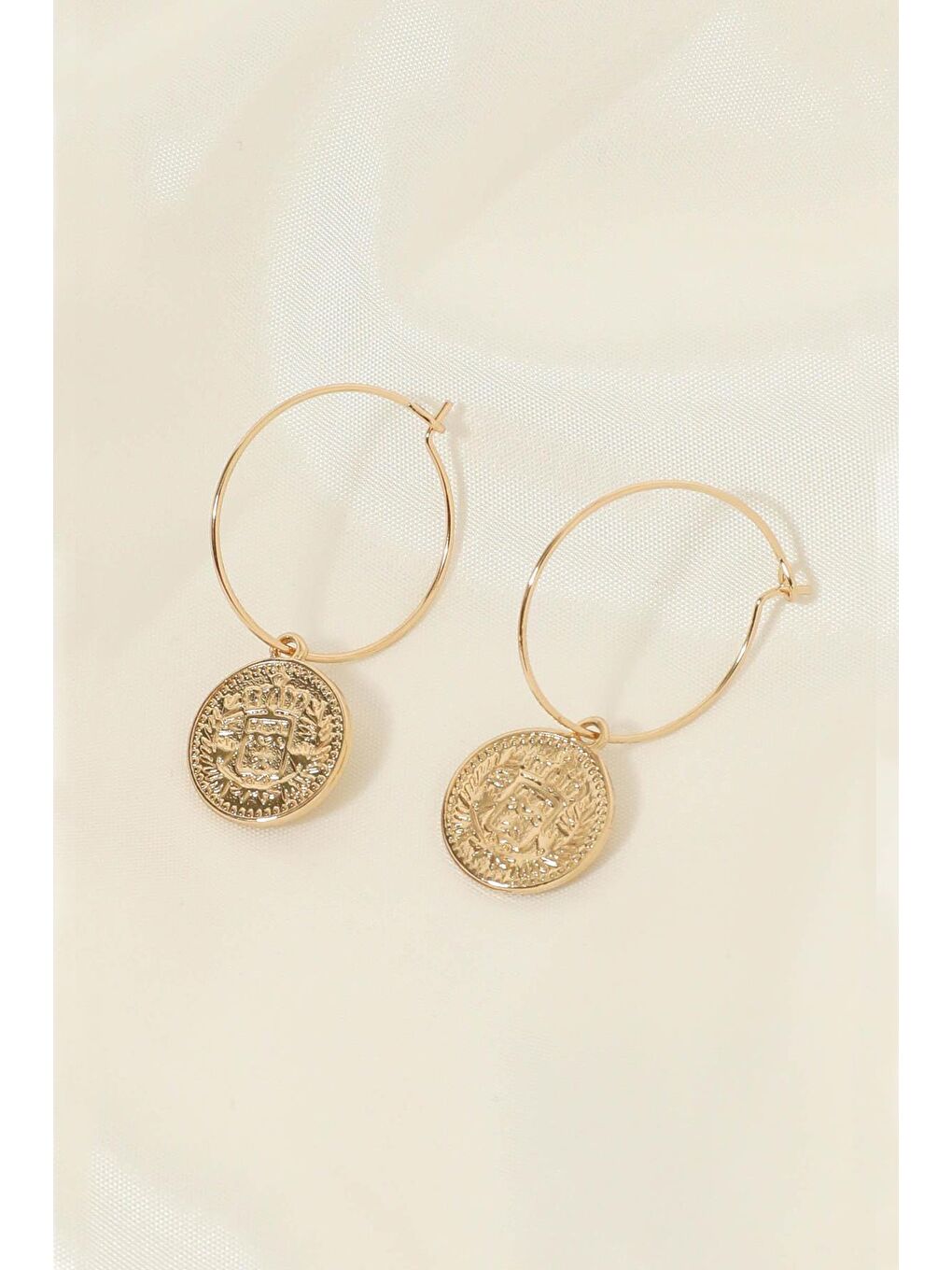 Sarı Madalyon Uçlu Halka Küpe