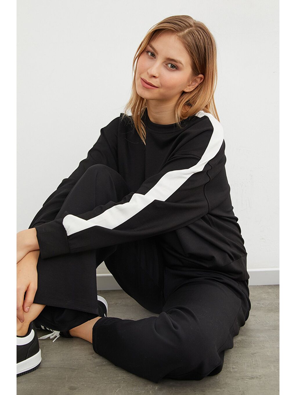 Siyah Kolu Şeritli Bisiklet Yaka Modal Sweatshirt-1