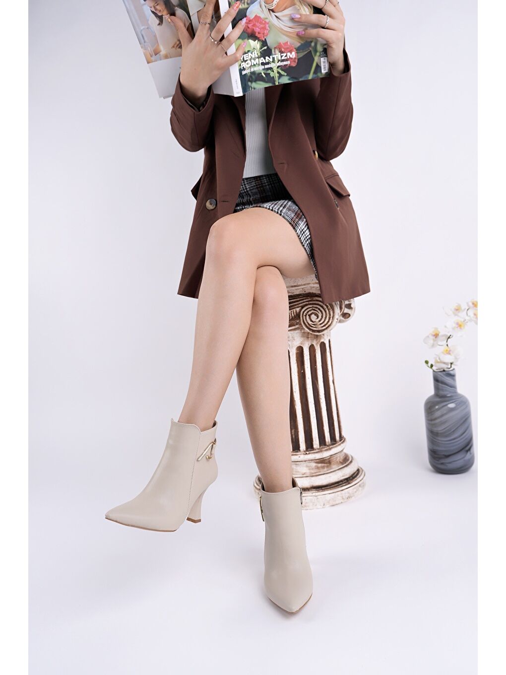 Bej VİVENTE Sivri Burun Toka Detaylı Fermuarlı İnce Topuklu Kadın Bot-5