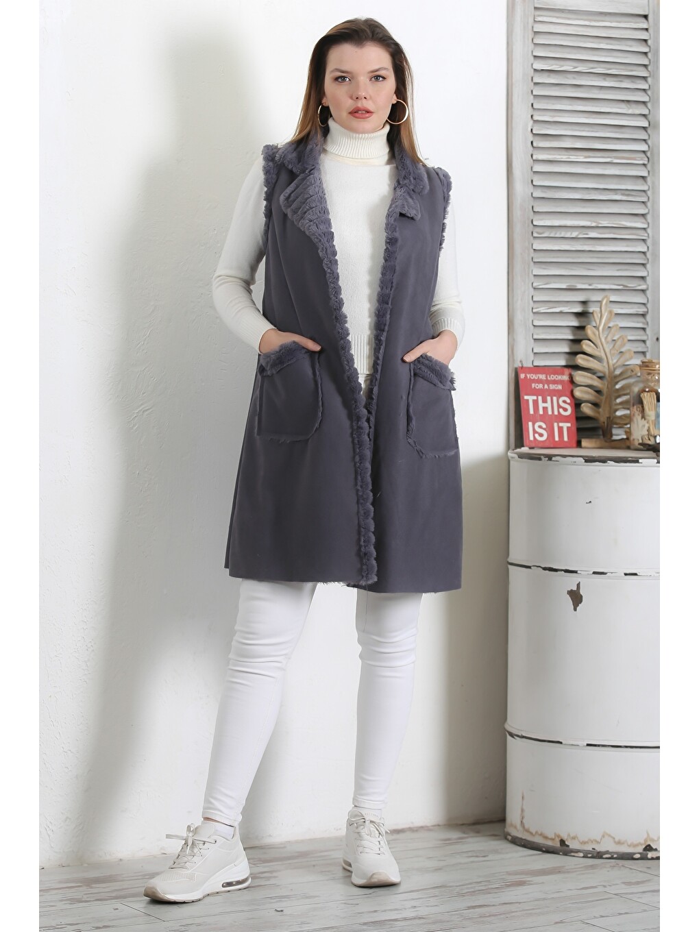 İtalyan Koyu Gri Kolsuz Kapamasız Çift Cepli Kürklü Casual Süet Dokuma Yelek-2