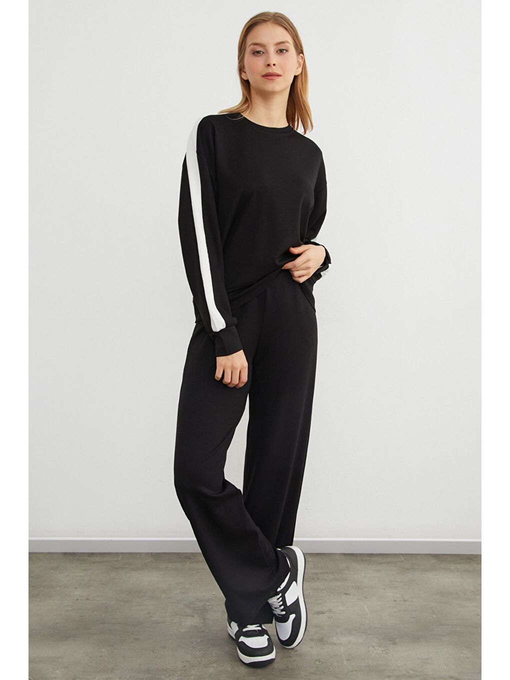 Siyah Kolu Şeritli Bisiklet Yaka Modal Sweatshirt