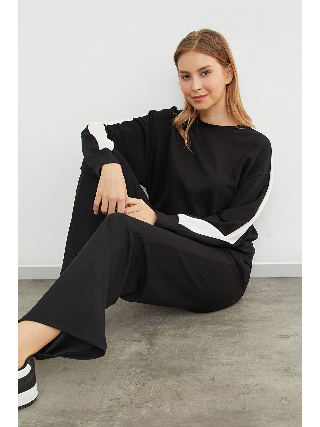 Siyah Kolu Şeritli Bisiklet Yaka Modal Sweatshirt-2