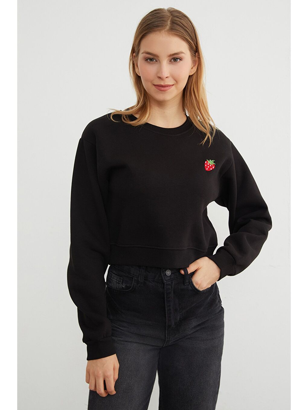 Siyah 3 İplik Çilek Nakışlı Crop Sweatshirt