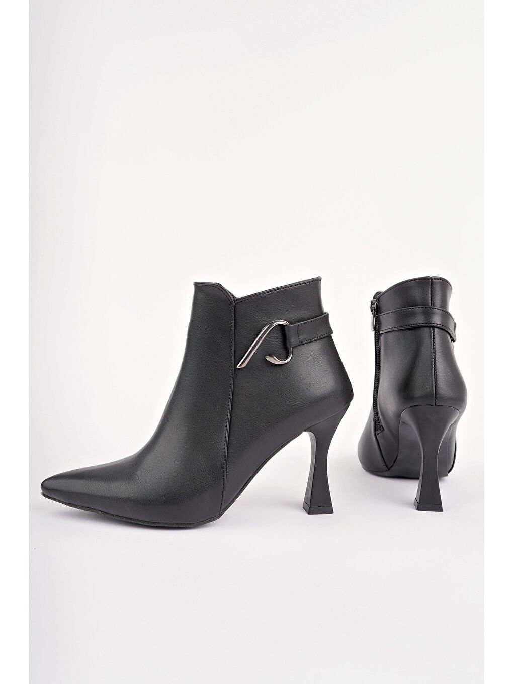Siyah VİVENTE Sivri Burun Toka Detaylı Fermuarlı İnce Topuklu Kadın Bot