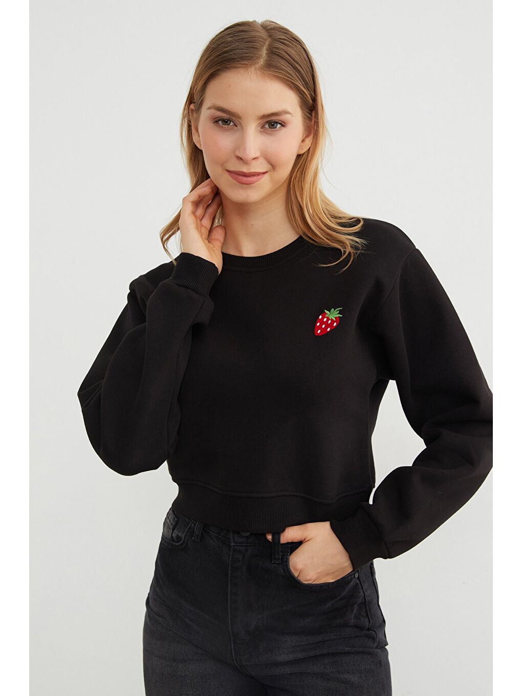 Siyah 3 İplik Çilek Nakışlı Crop Sweatshirt-1