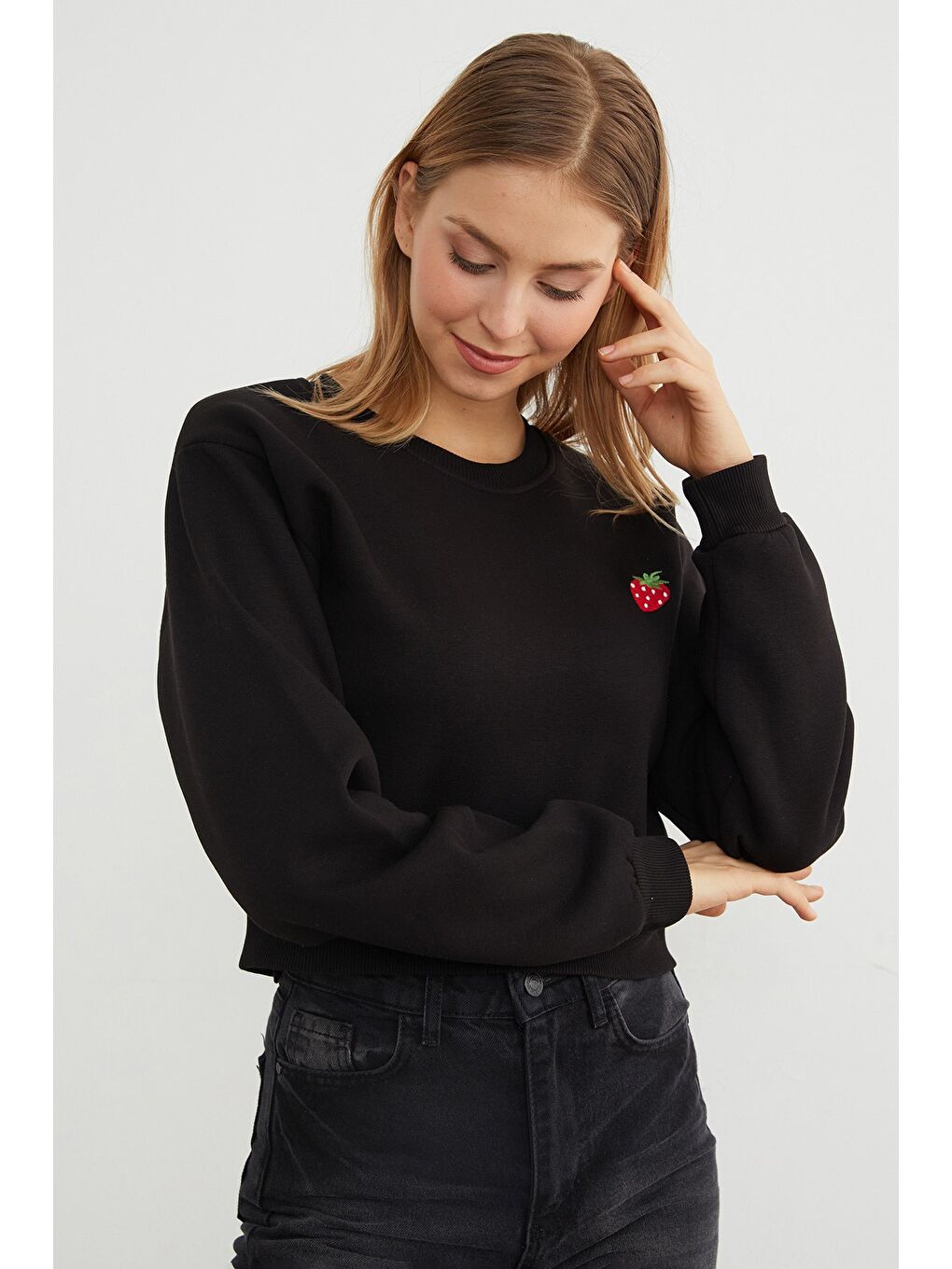 Siyah 3 İplik Çilek Nakışlı Crop Sweatshirt-2