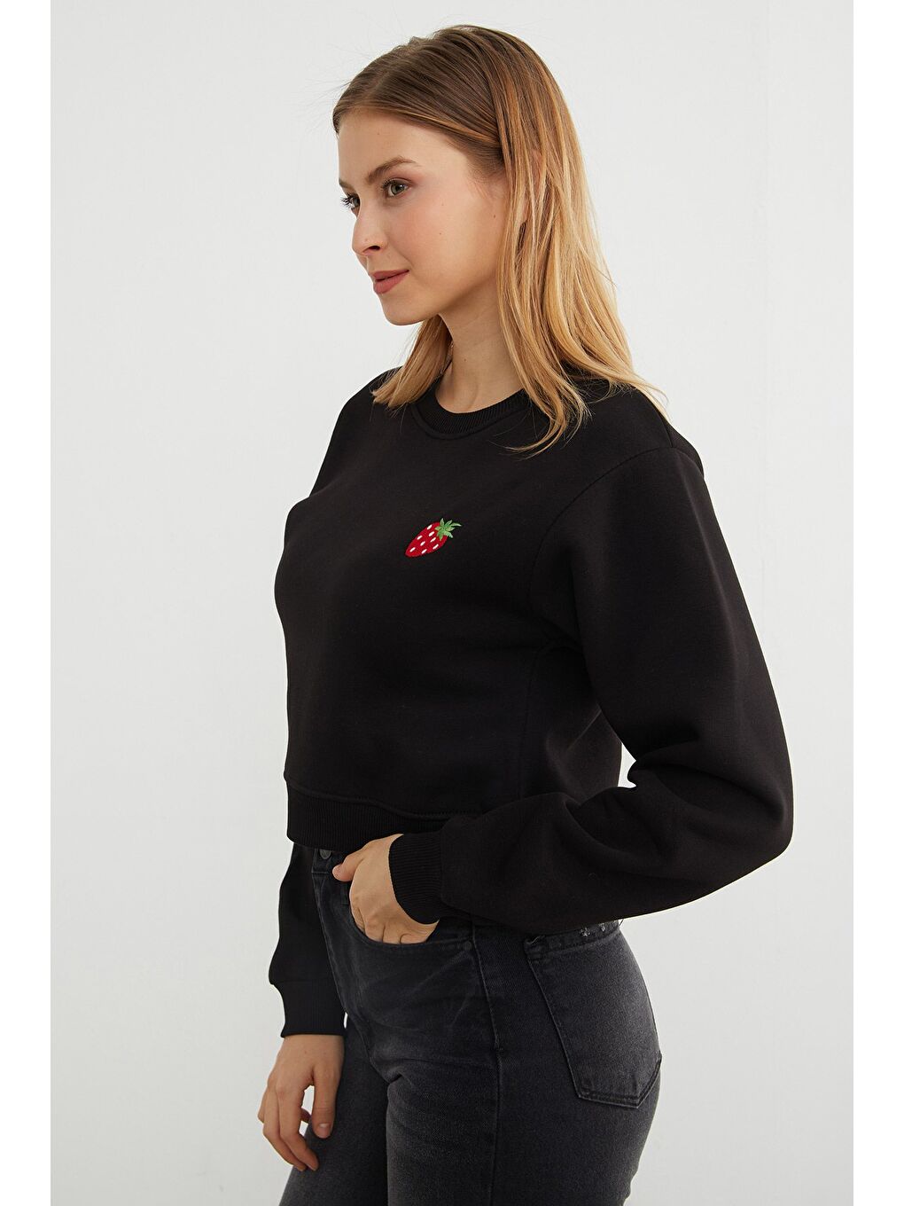 Siyah 3 İplik Çilek Nakışlı Crop Sweatshirt-3