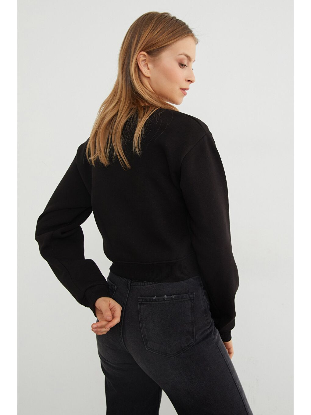 Siyah 3 İplik Çilek Nakışlı Crop Sweatshirt-4