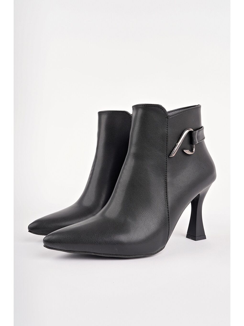 Siyah VİVENTE Sivri Burun Toka Detaylı Fermuarlı İnce Topuklu Kadın Bot-1