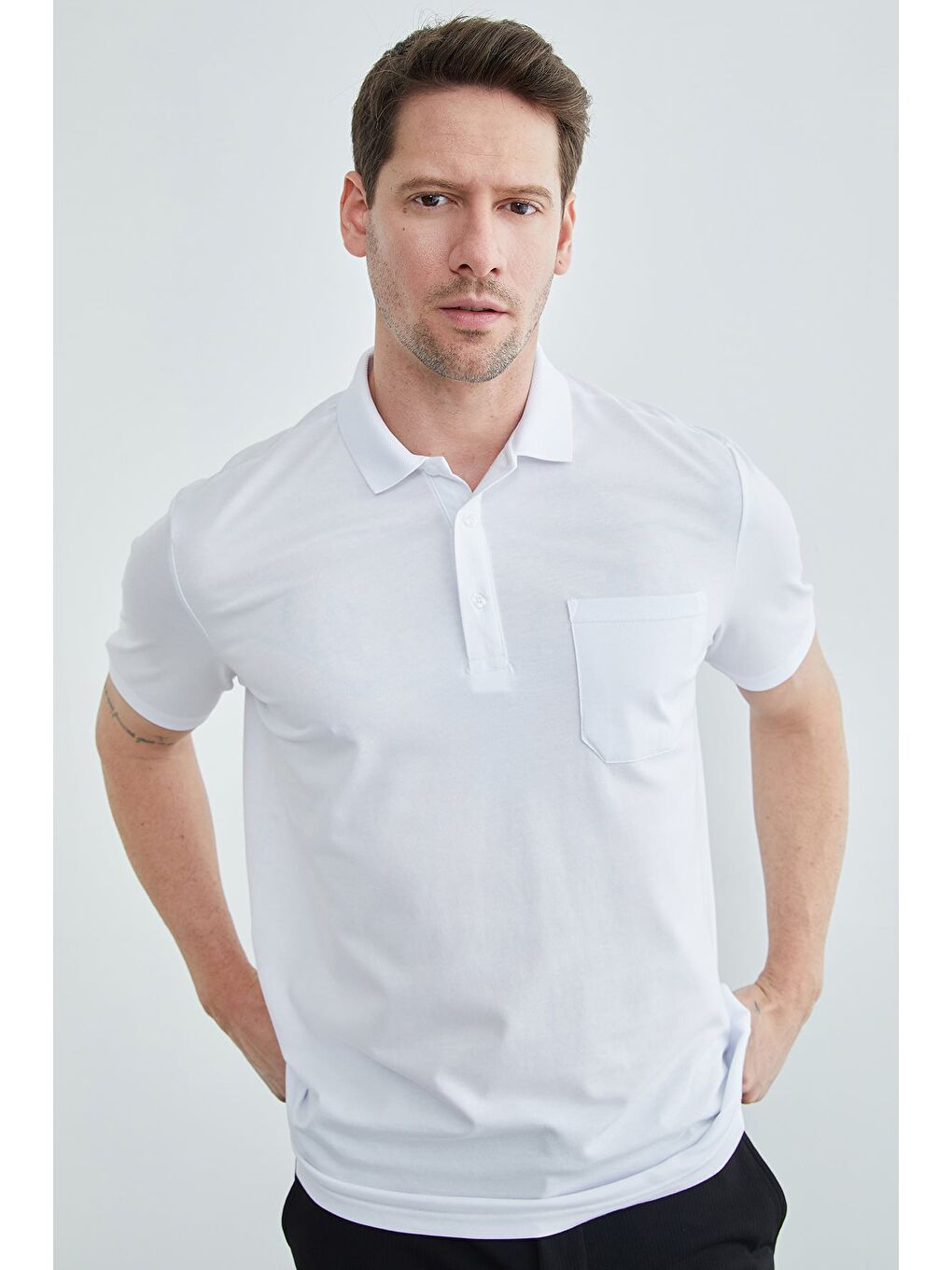 Beyaz Düğmeli Tek Cepli Polo Yaka Tişört